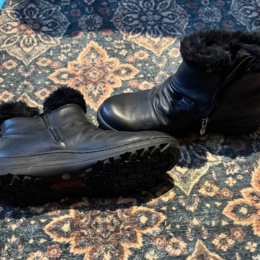 Elegant Black Ankle Boots with Plush Lining